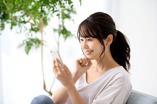 LINE査定をする女性
