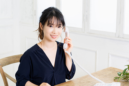 LINE査定する女性